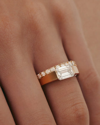 1.0 CT Emerald CVD Diamond Unique Style Engagement Ring