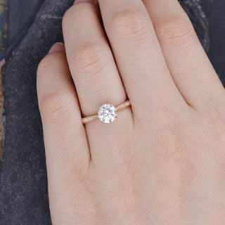 1.0 CT Round Cut Solitaire Moissanite Engagement Ring - violetjewels