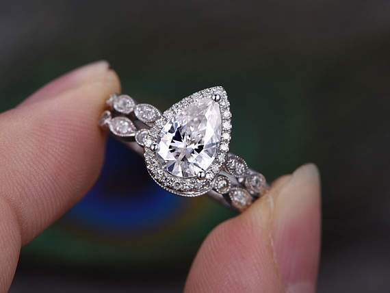 1.0 CT Pear Cut Halo Moissanite Bridal Ring Set - violetjewels