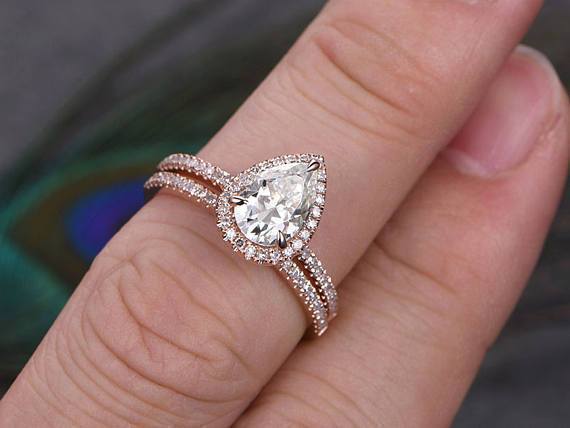 1.0 CT Pear Cut Halo Moissanite Bridal Ring Set - violetjewels